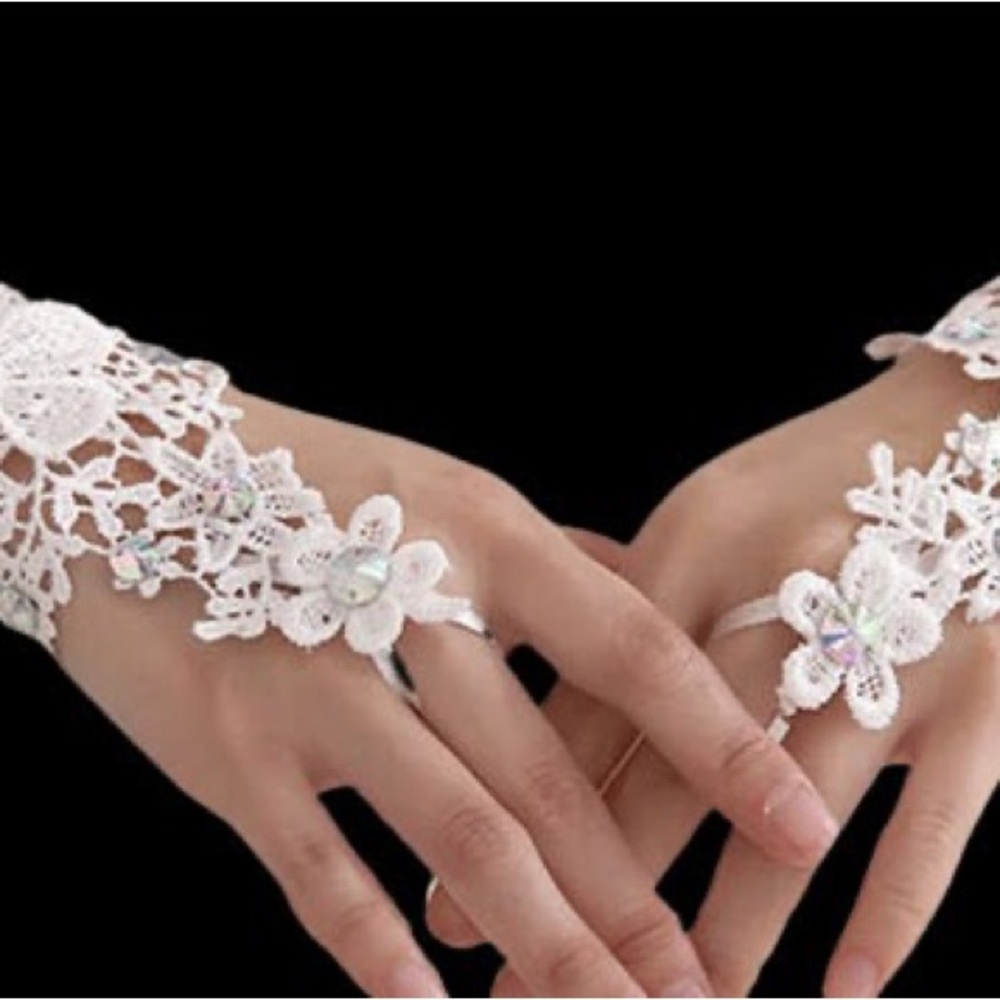 Elegant White Floral Lace Hand Gloves